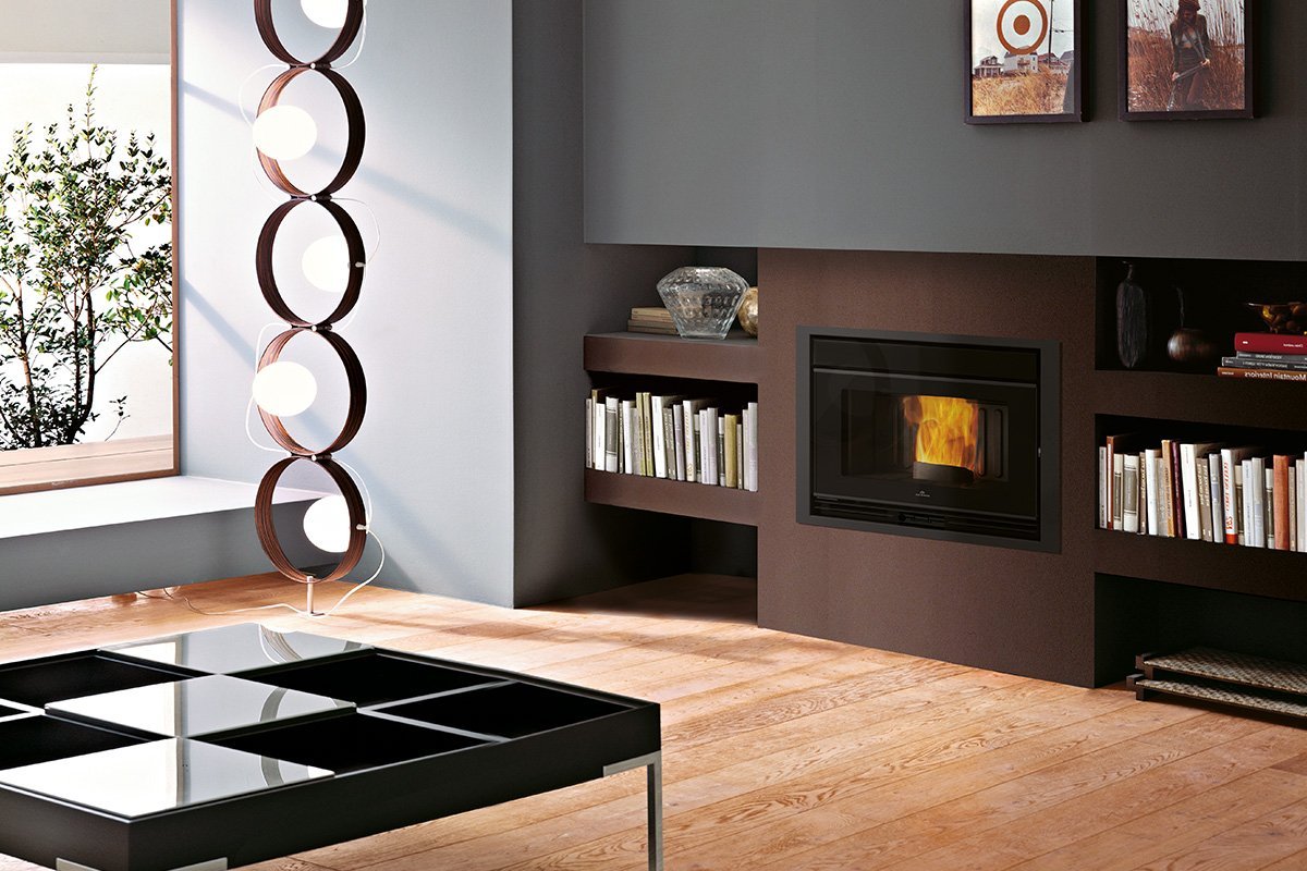 Moderne woonkamer met de Edilkamin Pellkamin 8 EVO ingebouwde pelletkachel, omgeven door boekenplanken.