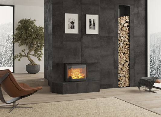 Dovre Phoenix 4 haard in moderne woonkamer met brandend vuur