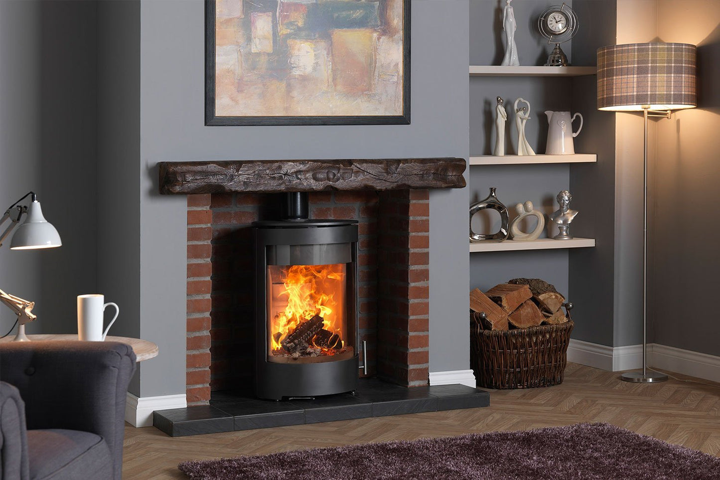 Charlton & Jenrick Purevision vrijstaand rond model in woonkamer met brandend vuur
