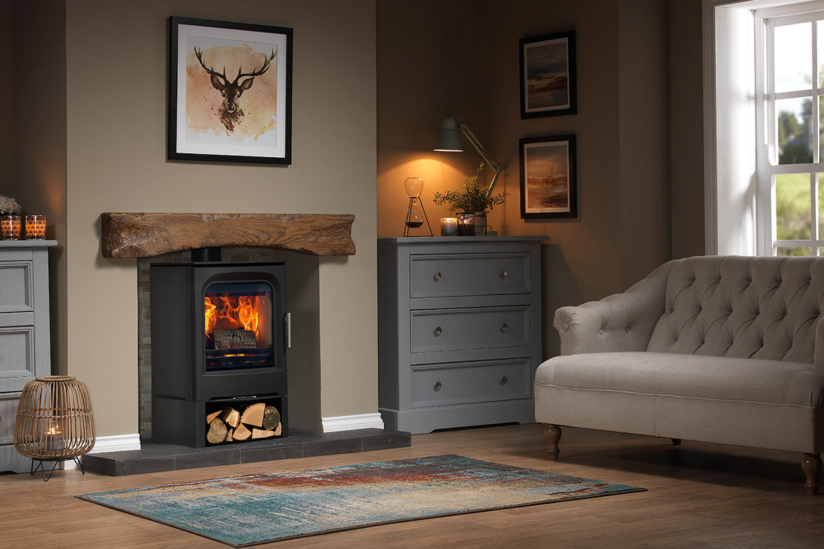 Charlton & Jenrick Purevision Countryman in een gezellige woonkamer met een brandend haardvuur.