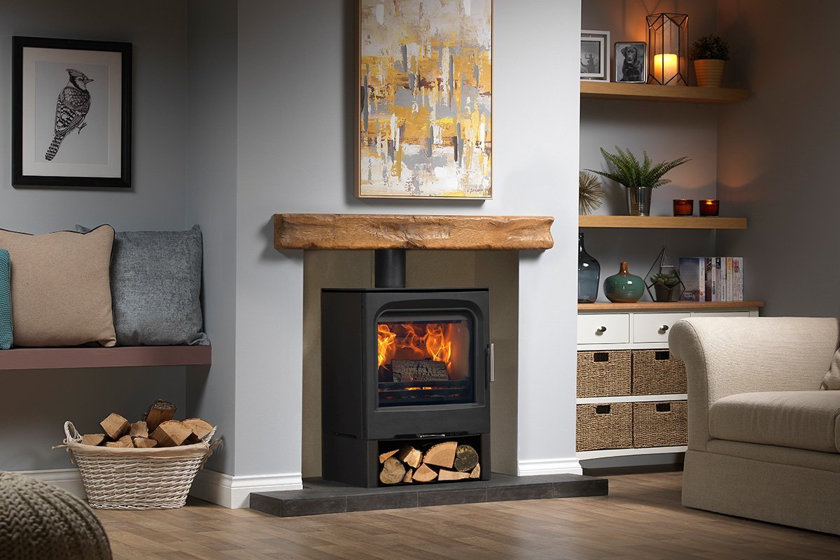 Charlton & Jenrick Purevision Countryman Breed haard in een gezellige woonkamer met decoratieve elementen.