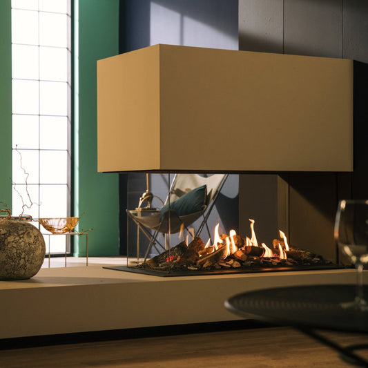 Faber Matrix Hybrid 800/500 RD in moderne woonkamer met brede haard en vlammen
