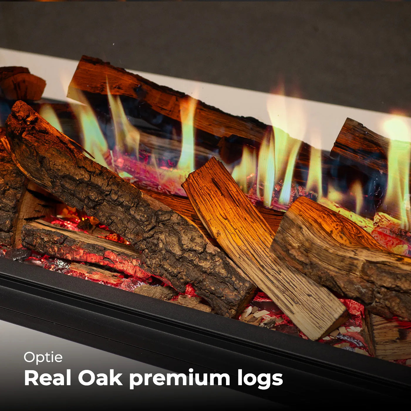 Charlton & Jenrick Luminosa 150 met realistische eikenhouten blokken en levendige vlammen.