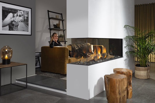 Element4 Summum 140 Roomdivider in moderne woonkamer met zicht op vlammen