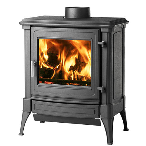 Nestor Martin S33 houtkachel, zwart, met brandend hout zichtbaar door glazen deur.
