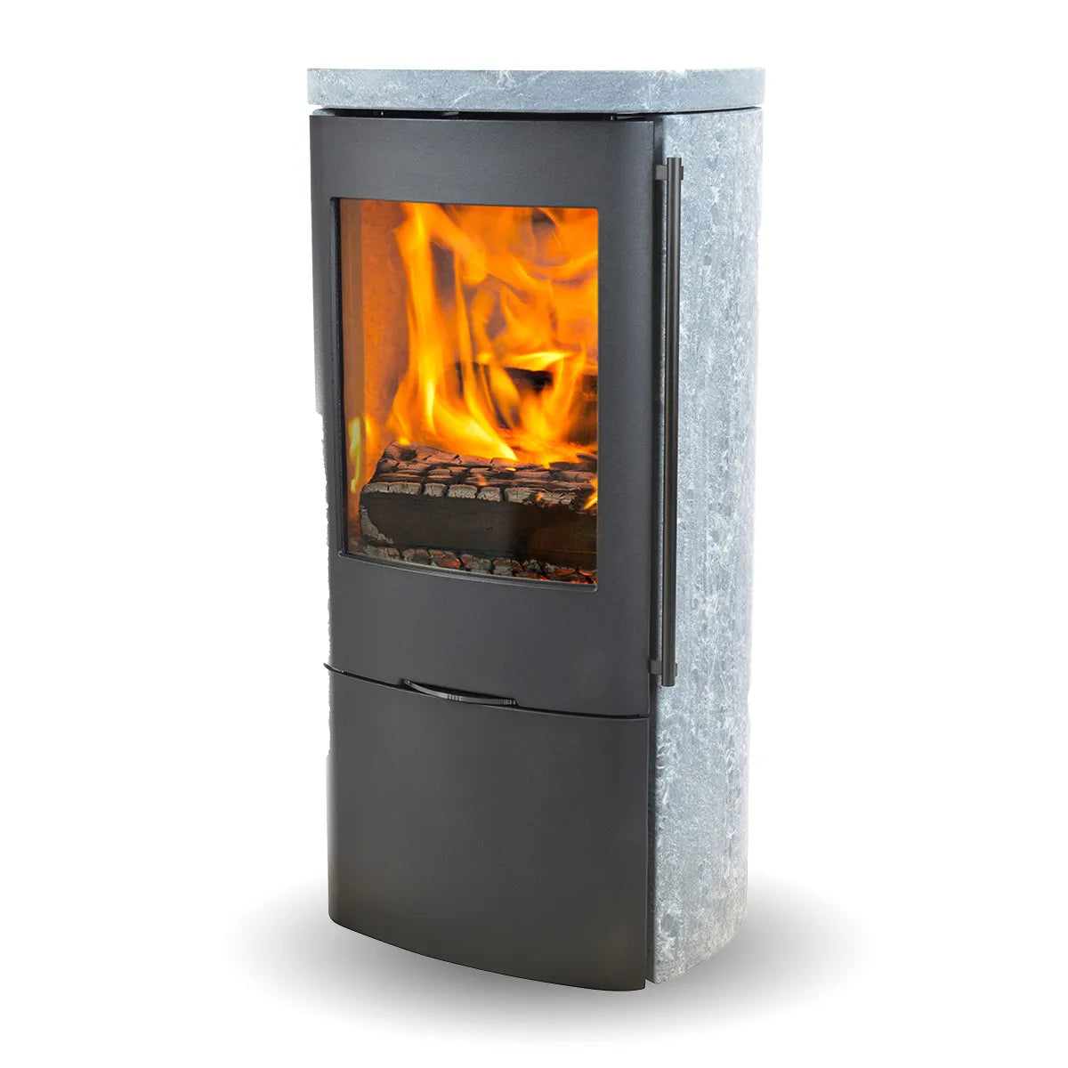 Jydepejsen Senza Speksteen houtkachel met brandend vuur en spekstenen zijpanelen.