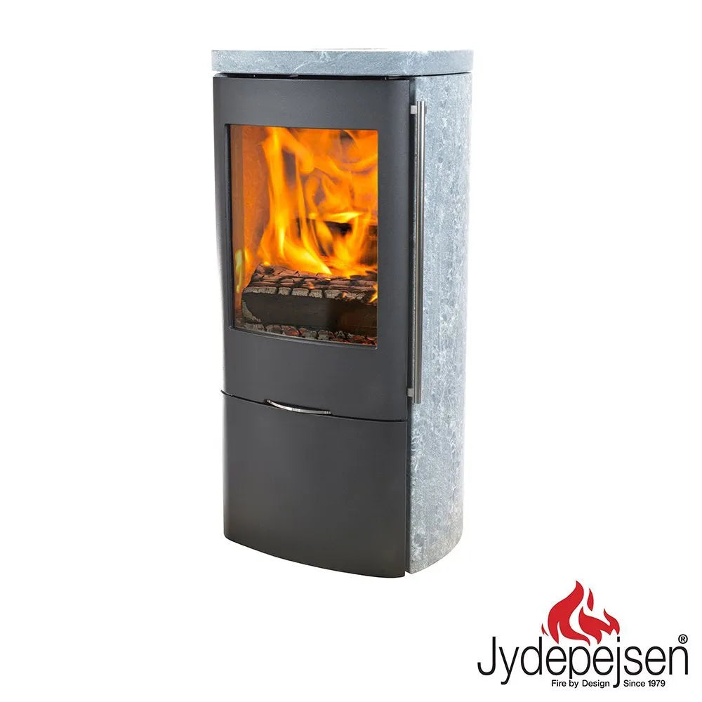 Jydepejsen Senza Speksteen houtkachel met speksteen zijpanelen en een brandend vuur binnenin.