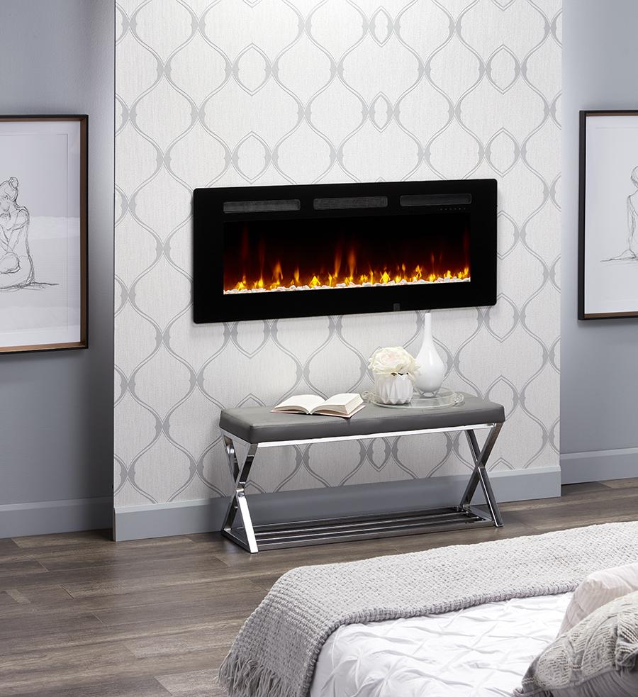 Dimplex Sierra 48" Elektrische haard gemonteerd aan een muur in een modern ingerichte kamer.