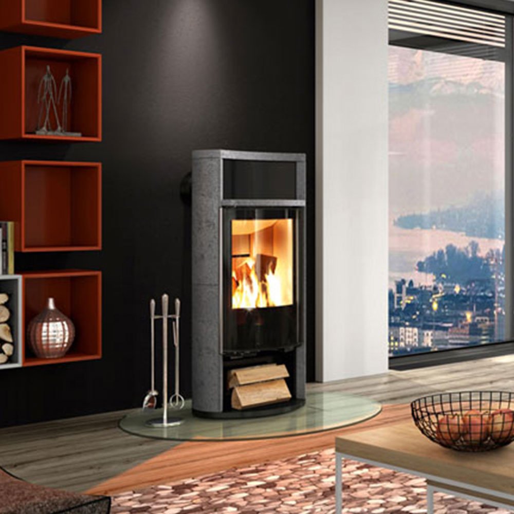 Spartherm Sino City speksteen haard in een moderne woonkamer met uitzicht op de stad.