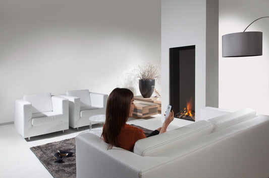 Element4 Sky Large Front in moderne woonkamer met brandend haardvuur