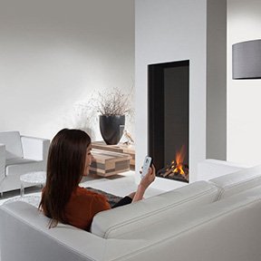 Element4 Sky Large Front in moderne woonkamer met brandend haardvuur