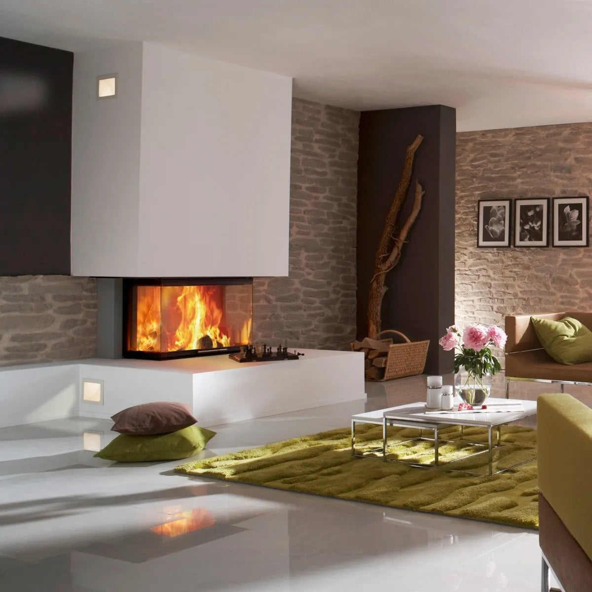 Woonkamer met Spartherm Linear Triple 80x41x50 (vaste greep) haard, stenen muur en moderne inrichting.