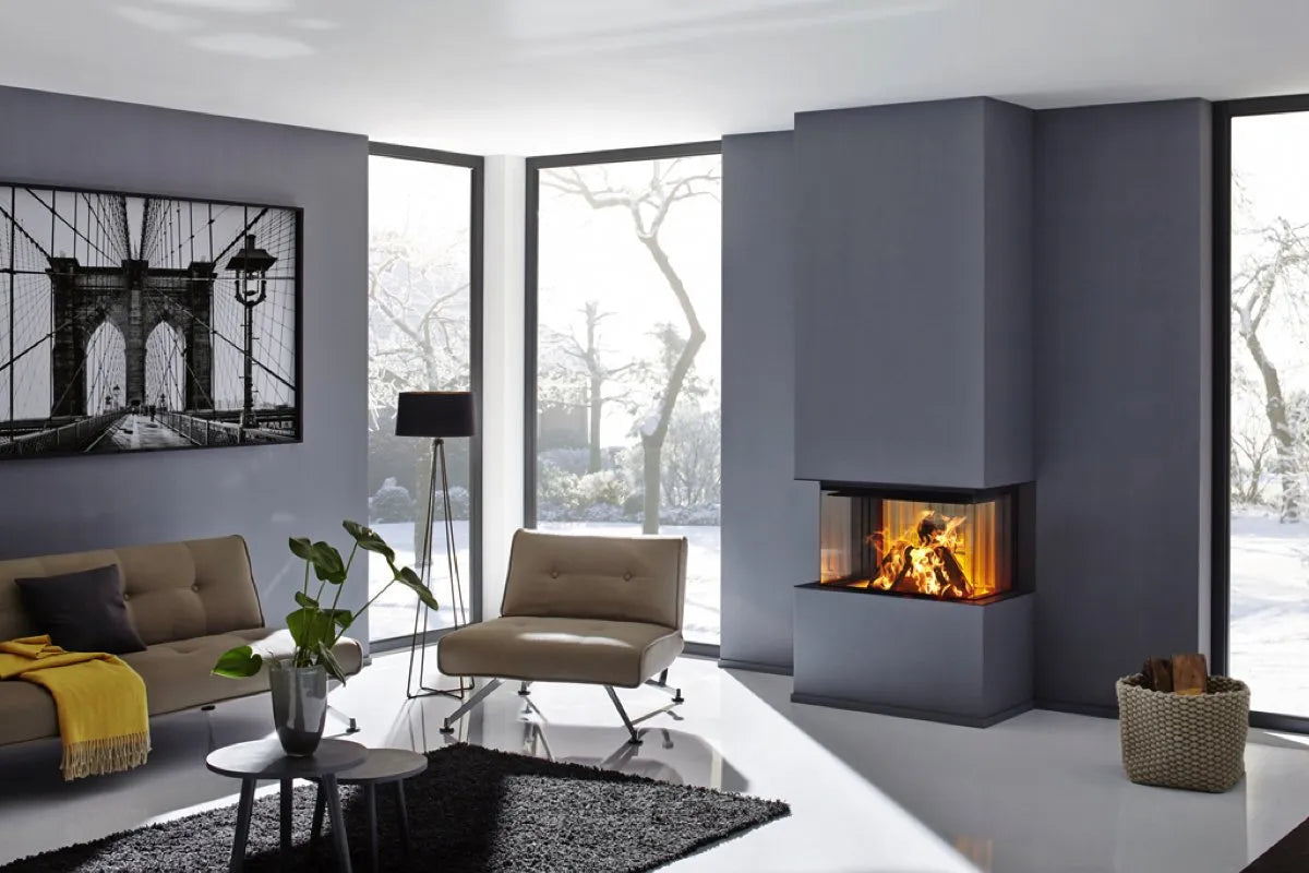 Moderne woonkamer met Spartherm Linear Triple 80x41x50 (vaste greep) haard, grote ramen en stijlvolle meubels.