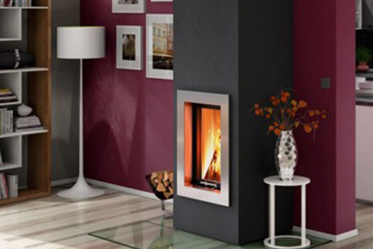 Spartherm Linear Front 39x66 (vaste greep) ingebouwd in een moderne woonkamer met paarse muren.