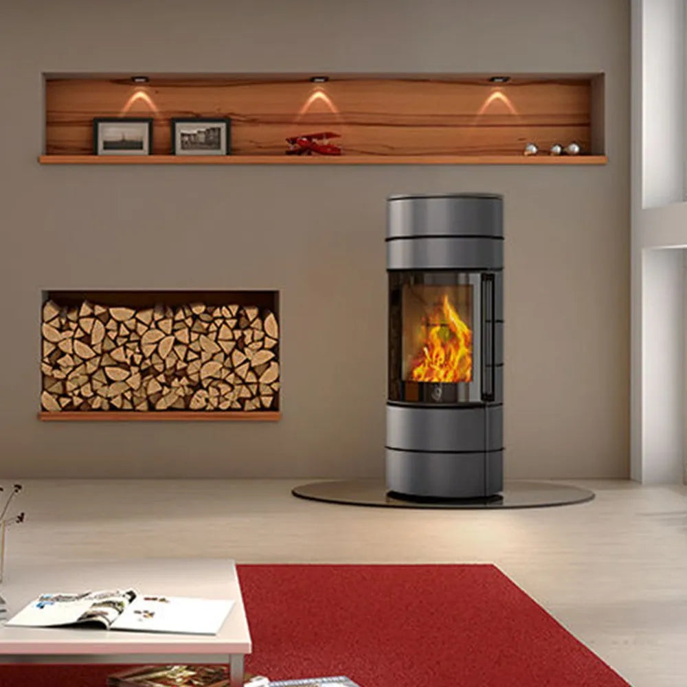Spartherm Ambiente A3 houtkachel in een moderne woonkamer met ingebouwde houtopslag en wandplanken.