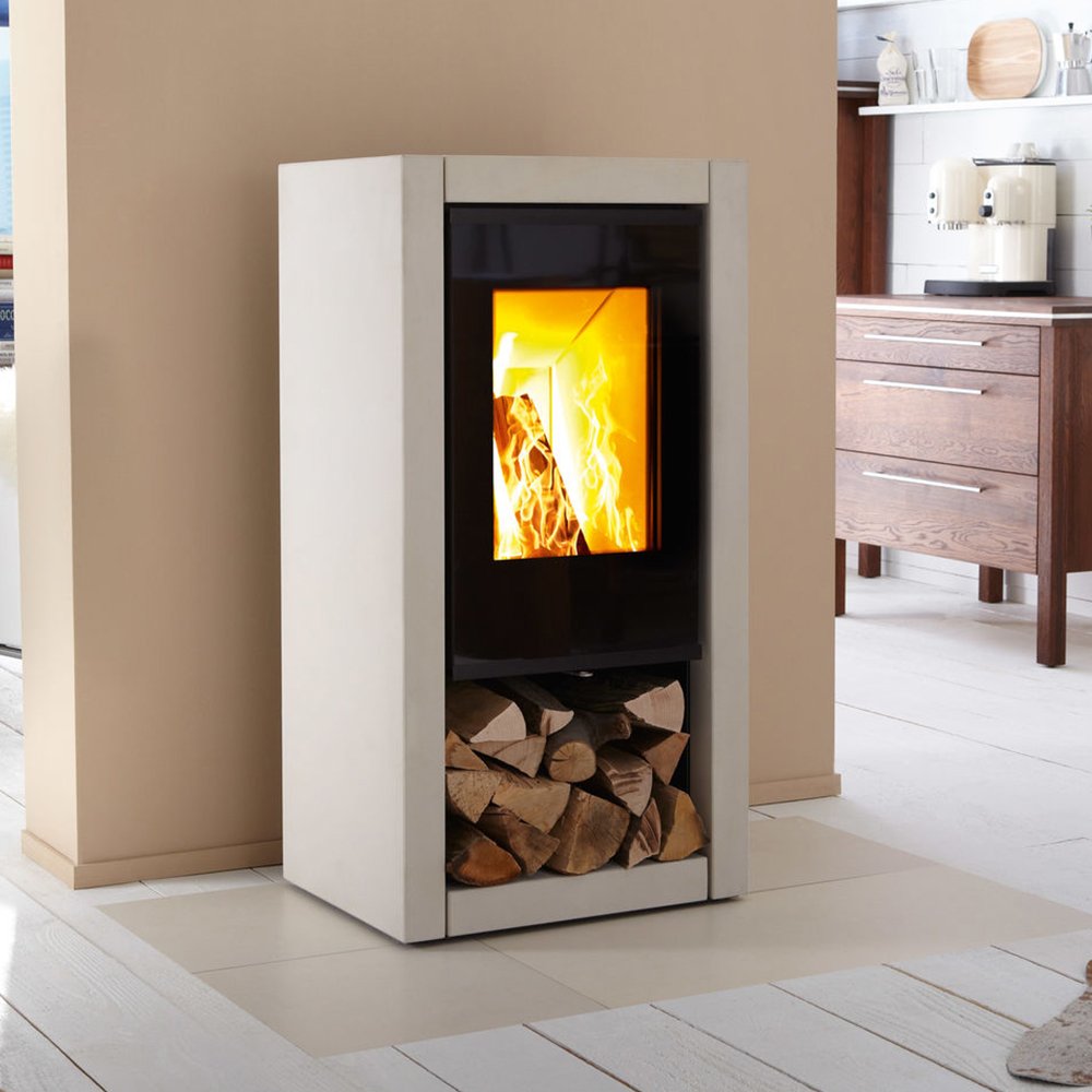 Spartherm Ambiente A7 houtkachel in een moderne woonkamer met houtopslag onderin.