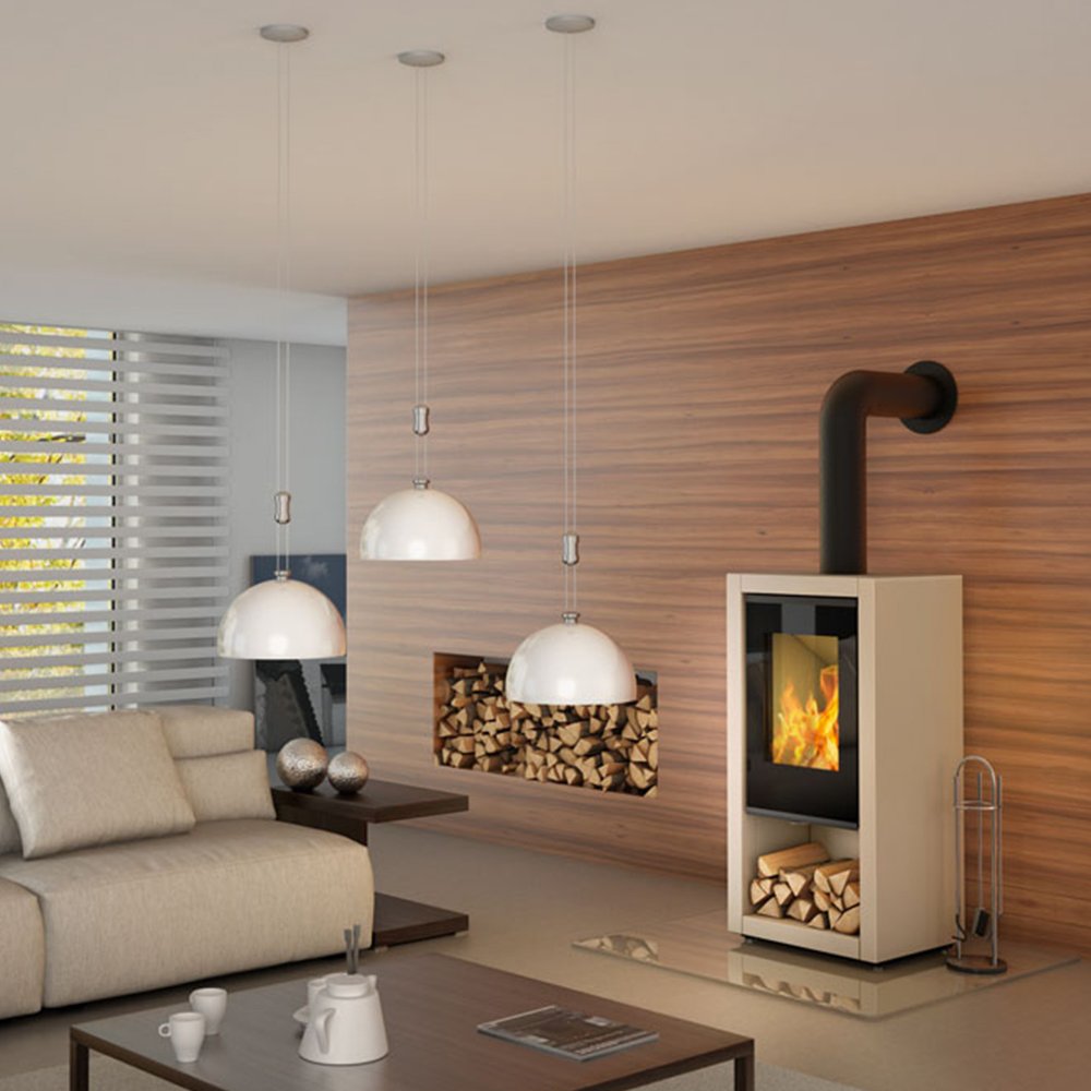 Woonkamer met Spartherm Ambiente A7 houtkachel, moderne inrichting en hanglampen boven een beige bank.