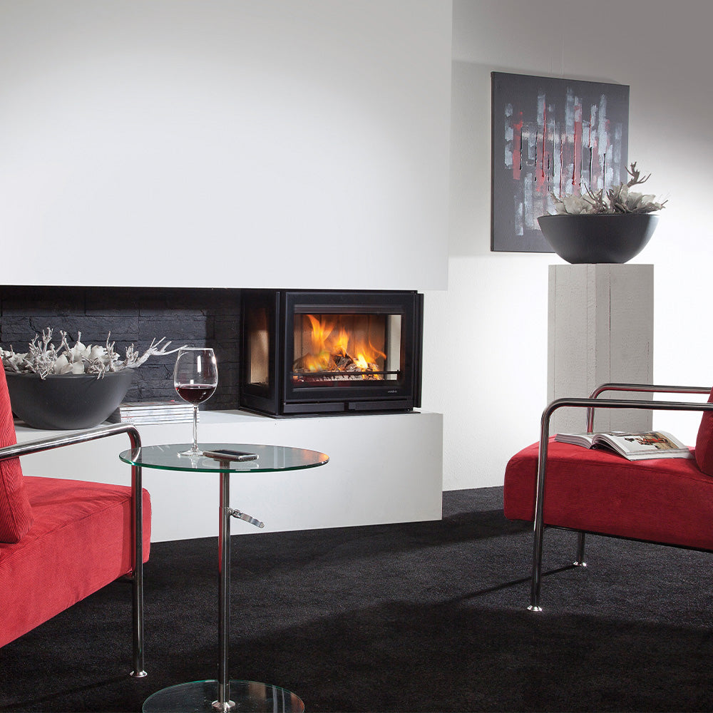 Wanders Square 60 Driezijdig inzet hout in een moderne woonkamer met rode stoelen.