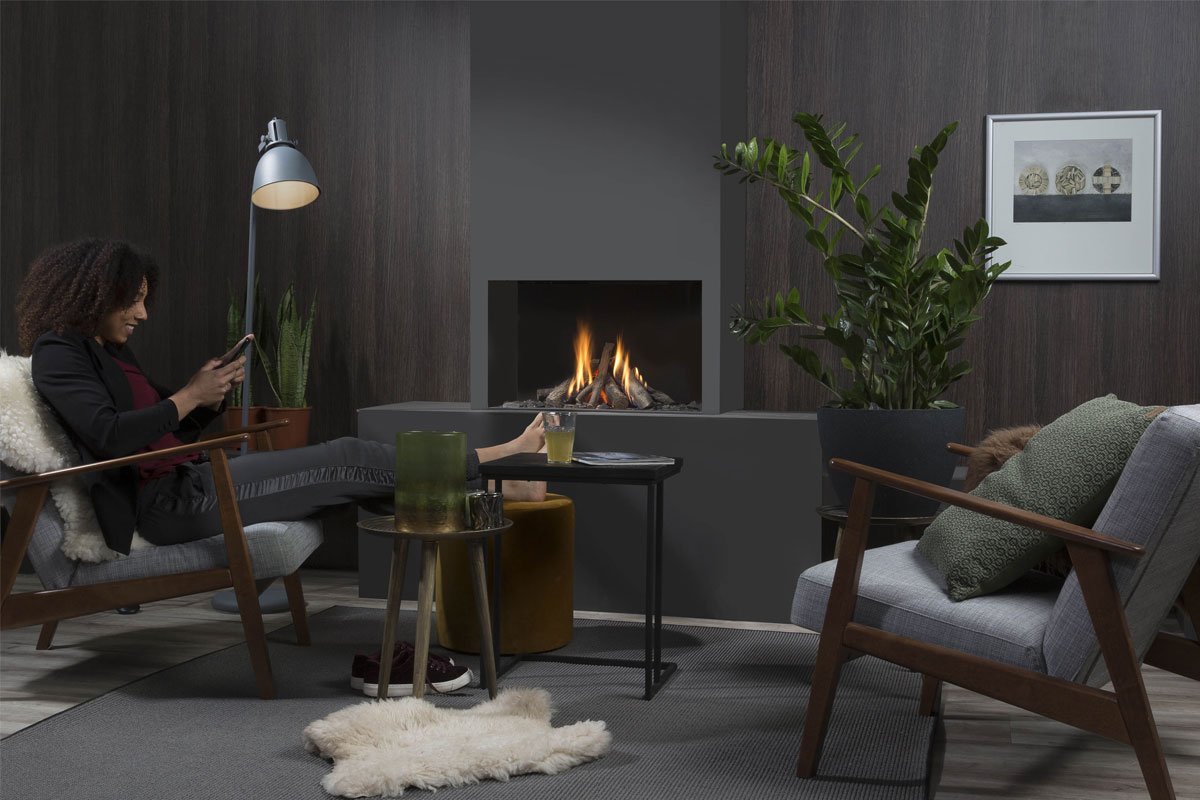 Element4 Summum 70 Front in moderne woonkamer met brandend haardvuur