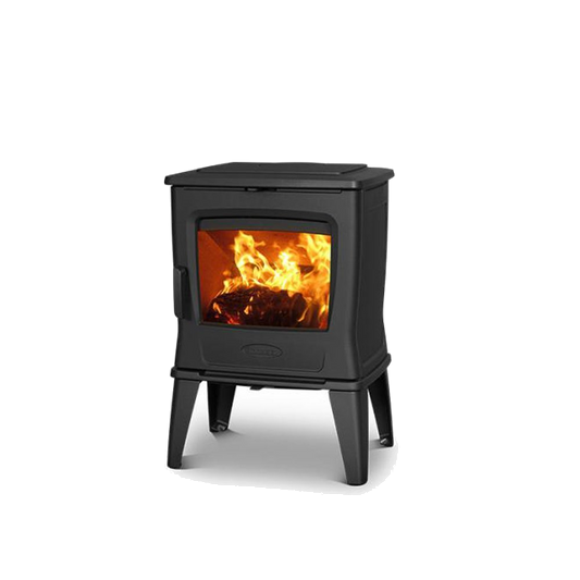 Dovre TAI35WT houtkachel met brandend vuur op witte achtergrond