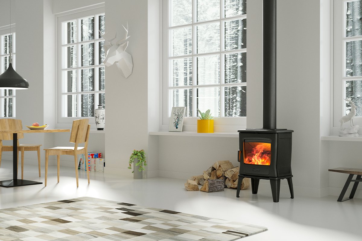 Dovre TAI35WT Houtkachel in een moderne, lichte woonkamer met grote ramen en houten meubels.