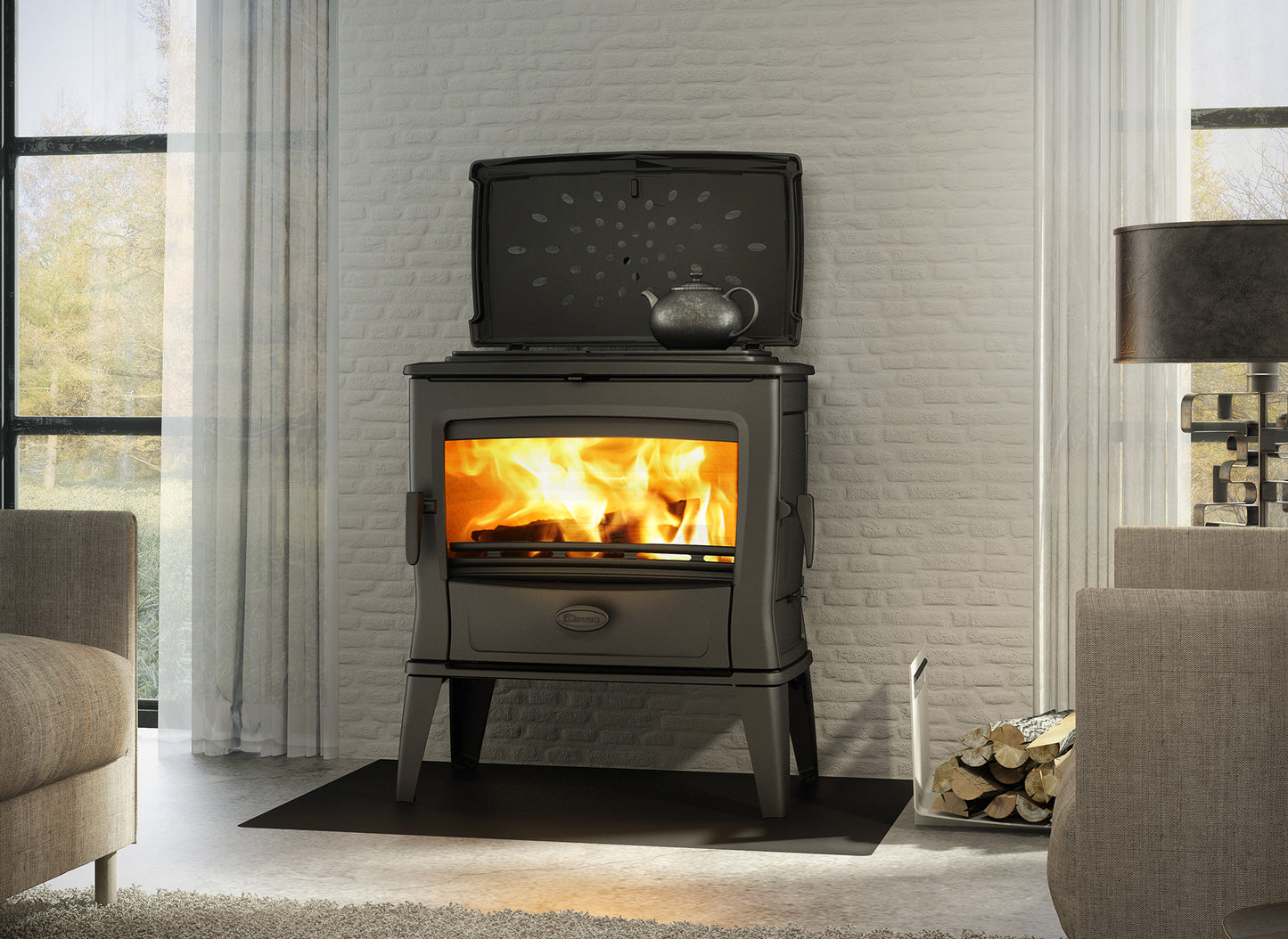 Dovre TAI55WD Houtkachel in een moderne woonkamer met brandend vuur en theepot bovenop.