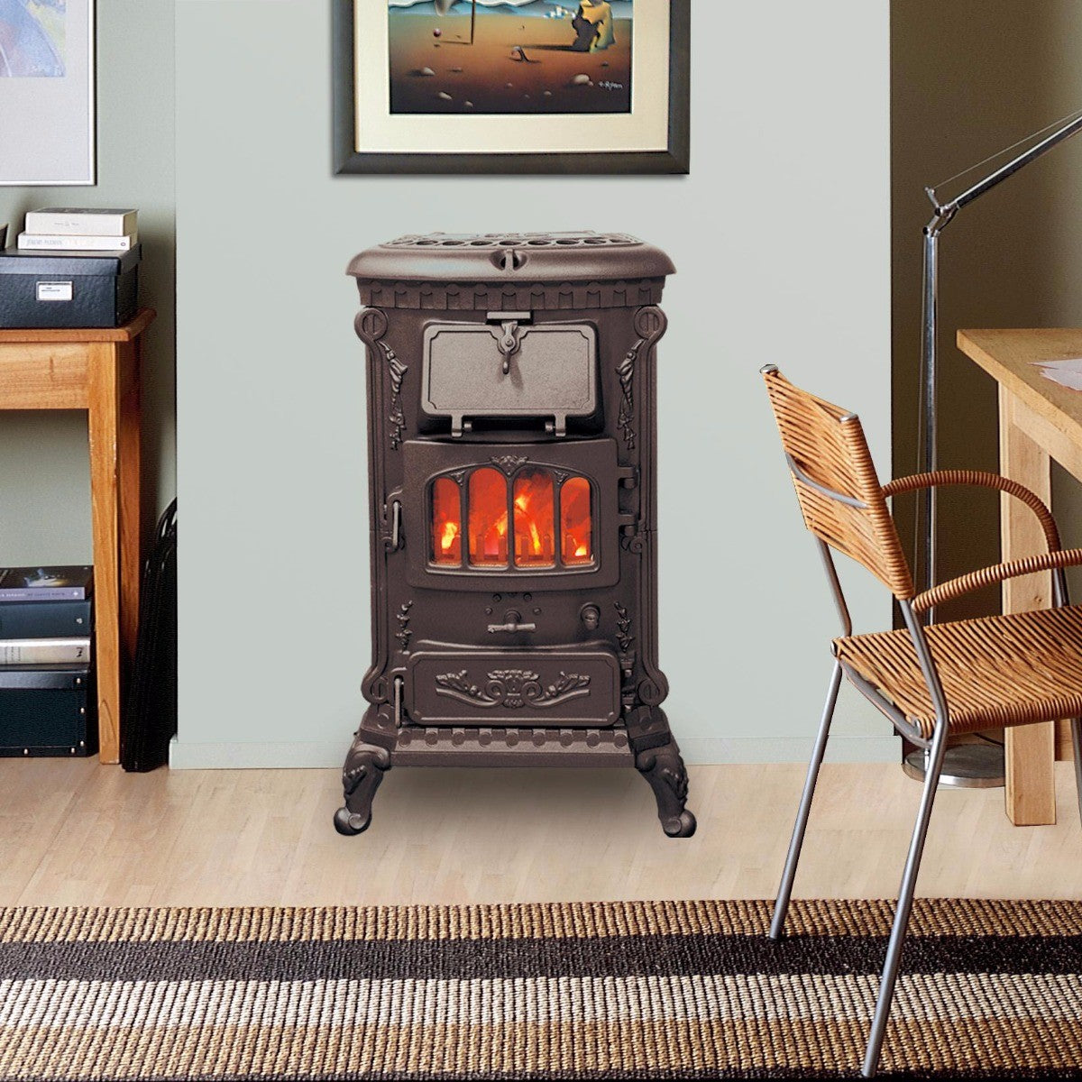 Trimline Fires Rose CC houtkachel in een gezellige woonkamer met houten meubels en een gestreept tapijt.