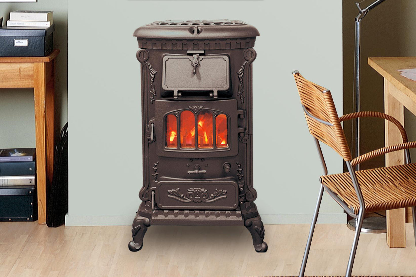 Trimline Fires Rose CC houtkachel in een gezellige woonkamer met houten meubels en een rieten stoel.