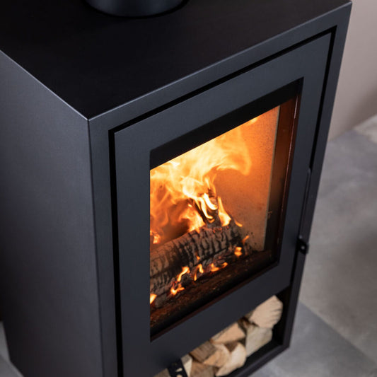 Trimline Fires Woody Air 6 houtkachel met brandend vuur en houtopslag