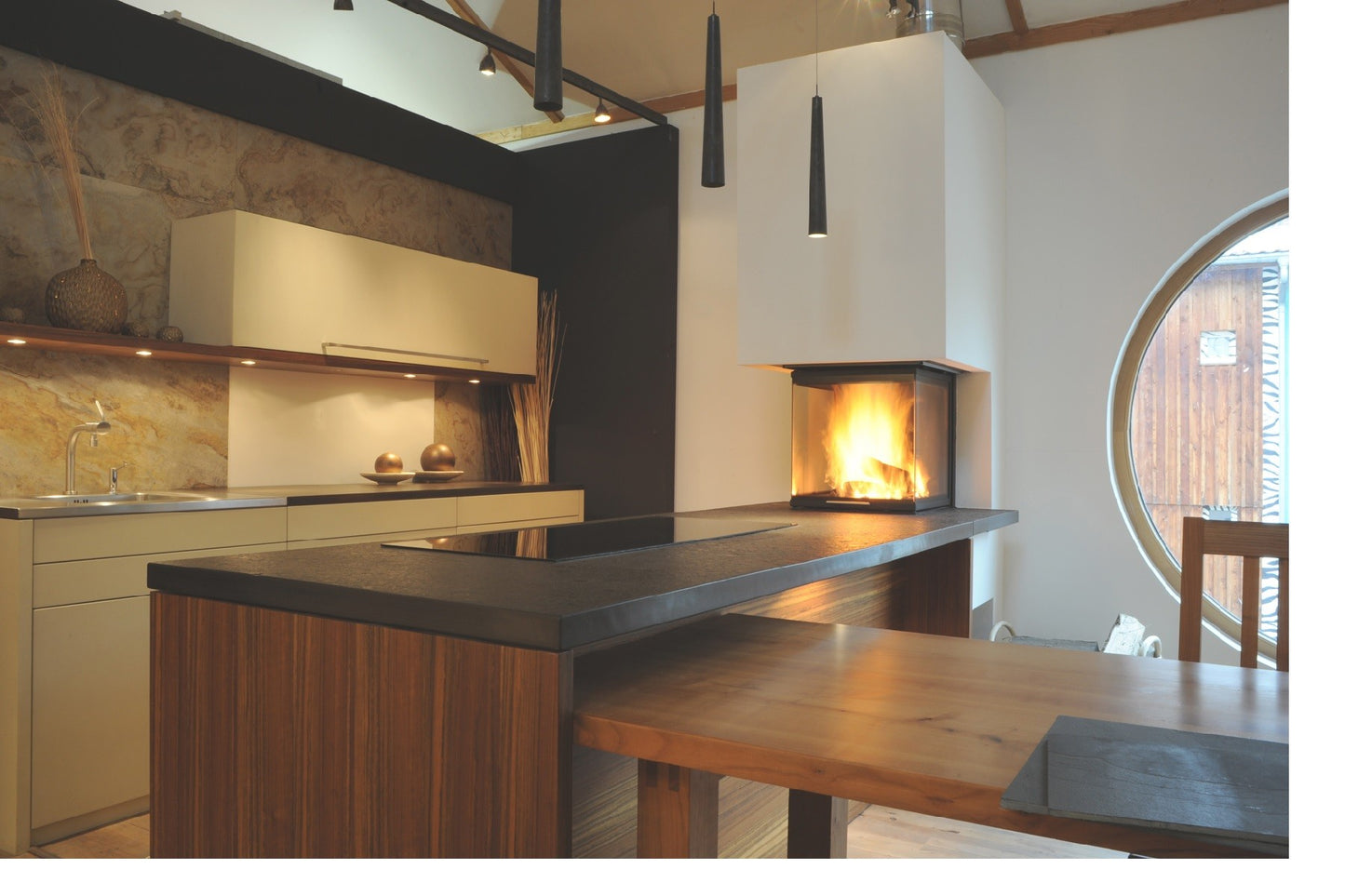 Spartherm Linear Triple 50x54x50 ingebouwd in moderne keuken, met vlammen