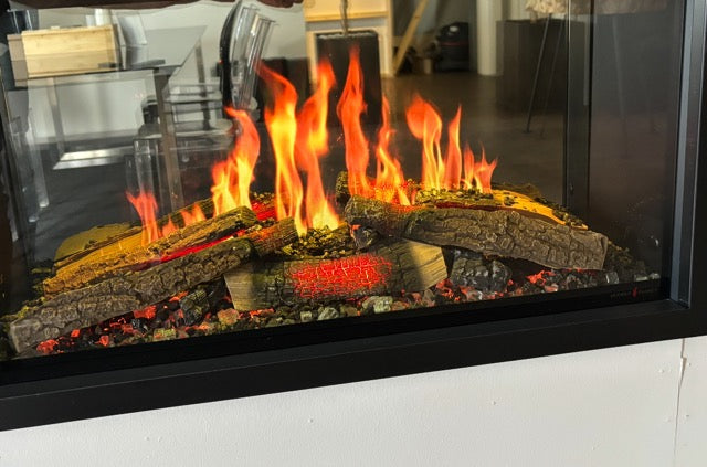 Wanders Orion Traditional 26'' Black Edition High met realistisch brandend haardvuur en houtblokken.