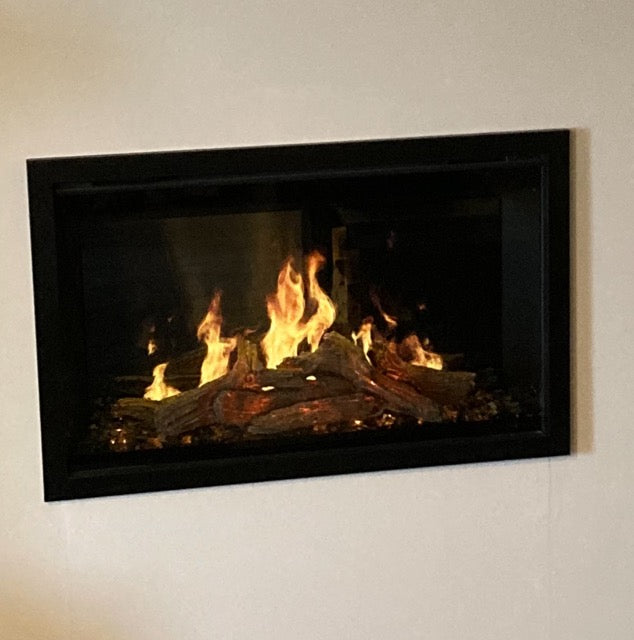Wanders Orion Traditional 30'' ingebouwde open haard met brandend hout en vlammen.