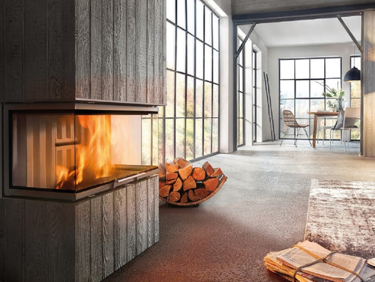 Spartherm Linear Triple 73x35x40 in moderne woonkamer met ingebouwde haard en vlammen