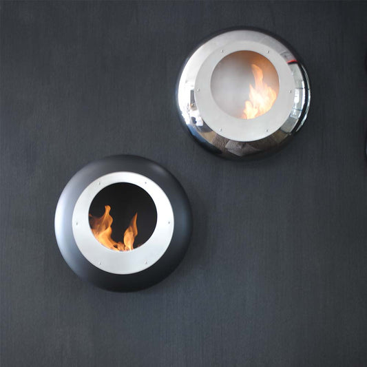 Cocoon Fires Vellum (RVS) wandhaard met vlammen tegen donkere wand