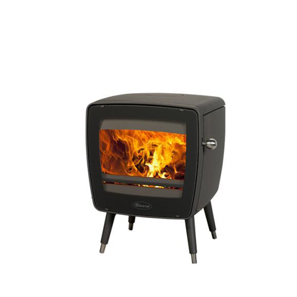 Dovre Vintage 35 houtkachel met brandend vuur, geïsoleerd op witte achtergrond