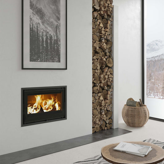 Dovre Vista 702i in moderne woonkamer met brandend vuur en houtopslag