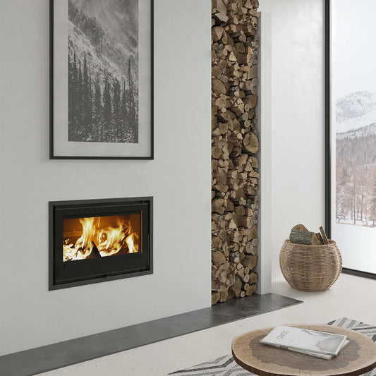 Dovre Vista 702i (vermiculiet binnenwerk) ingebouwd in moderne woonkamer met houtopslag en winterlandschap.