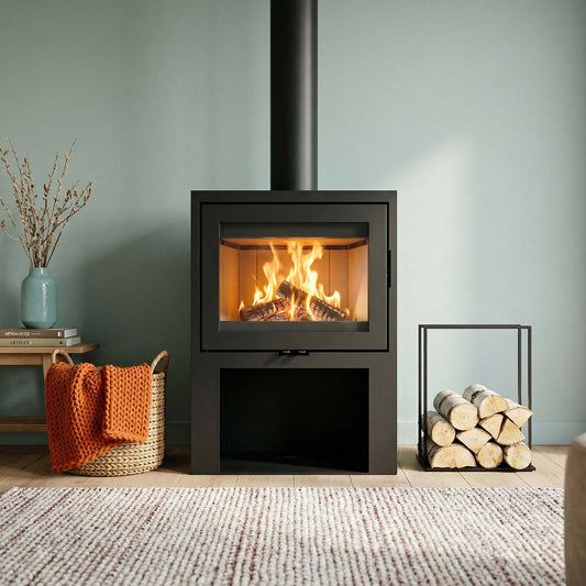 Wanders WAN-2060 Black Edition High houtkachel in woonkamer met brandend vuur