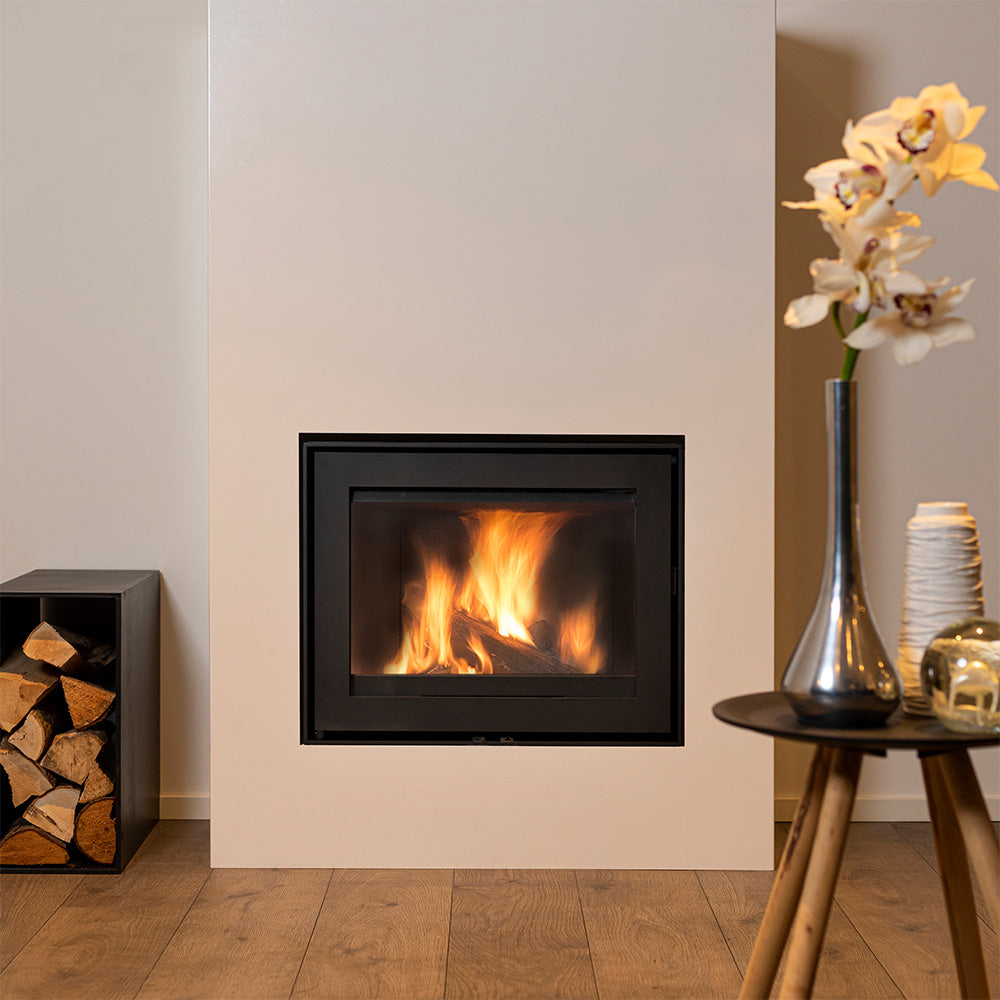 Wanders WAN-2060 Front inzet in een moderne woonkamer met bloemenvaas en houtopslag.