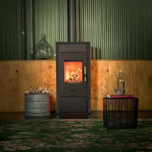 Wanders Pecan Eco Medium speksteenkachel met brandend vuur in een sfeervolle woonkamer