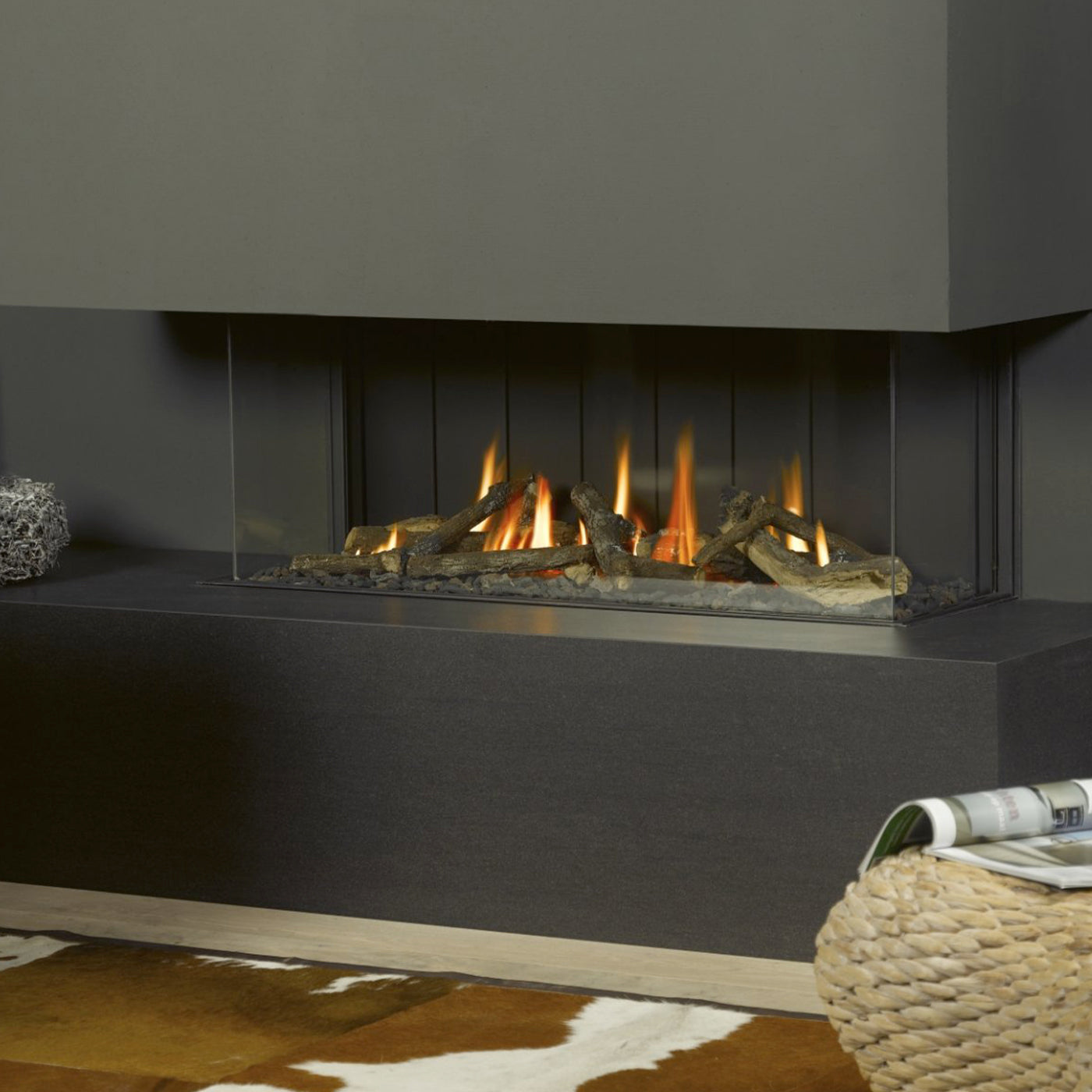 Trimline Fires 100 Panoramic ingebouwde haard met vlammen in moderne woonkamer