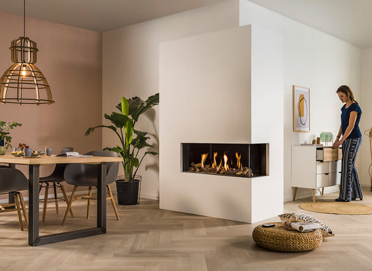 Trimline Fires 100 Corner in moderne woonkamer met eethoek en vlammen