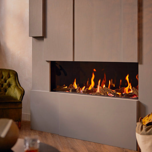 Trimline Fires 120 Front in woonkamer met brede inbouwhaard en vlammen