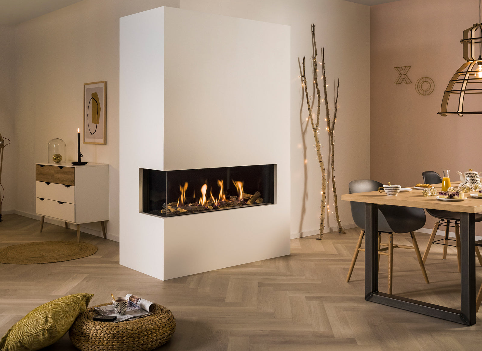 Trimline Fires 120 Corner in moderne woonkamer met hoekhaard en vlammen