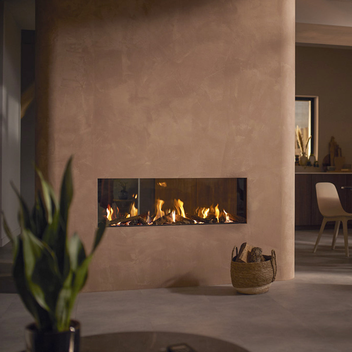 Trimline Fires 120 Tunnel ingebouwd in moderne woonkamer met vlammen