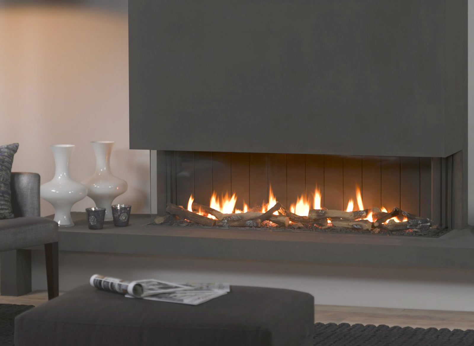 Trimline Fires 140 Panoramic in moderne woonkamer met brandende haard