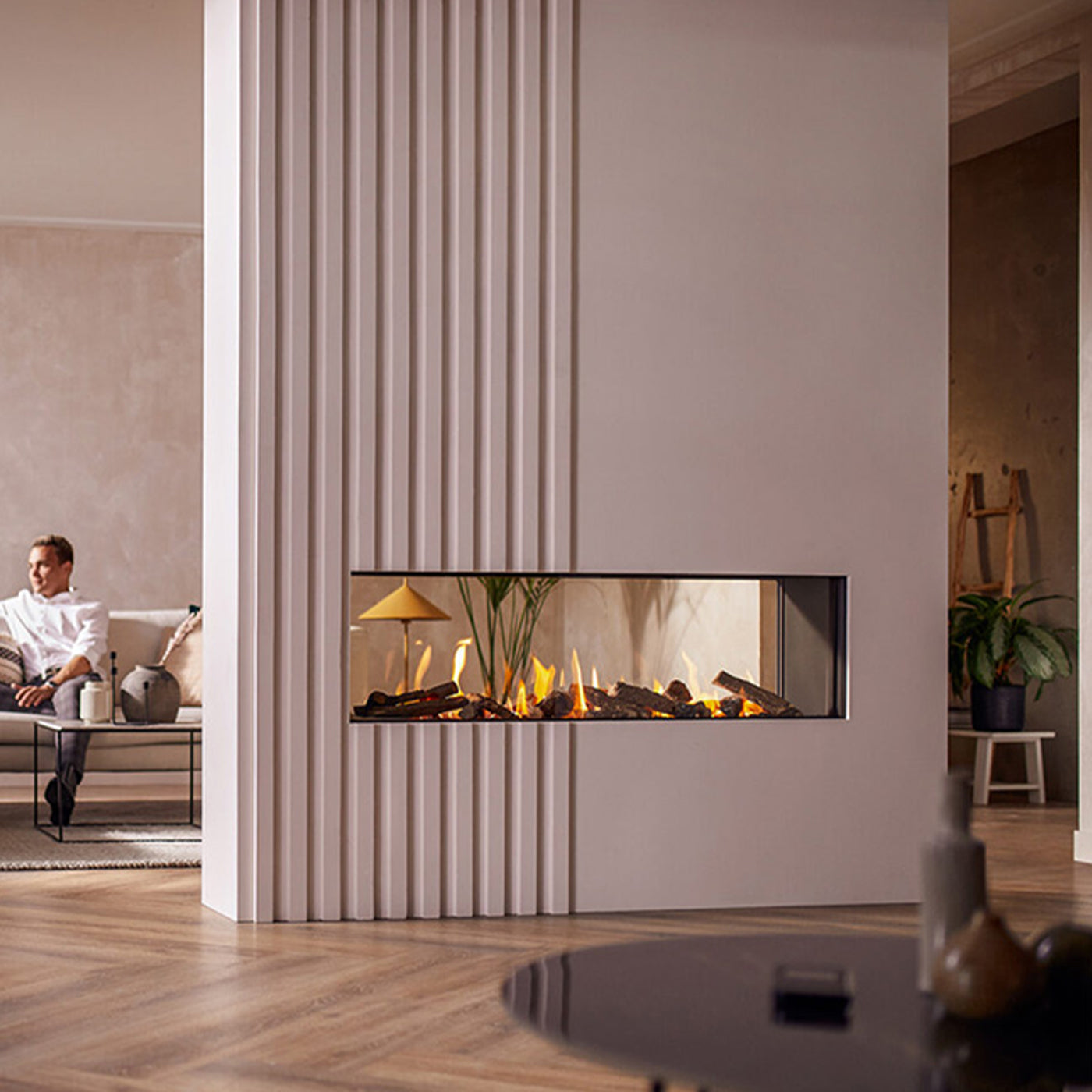 Trimline Fires 140 Tunnel ingebouwde haard in moderne woonkamer
