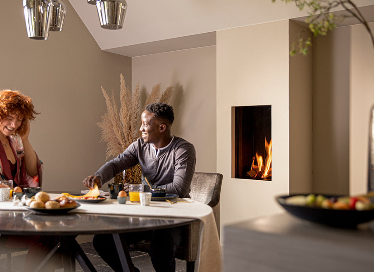 Trimline Fires 38 Front in moderne eetkamer met ingebouwde haard