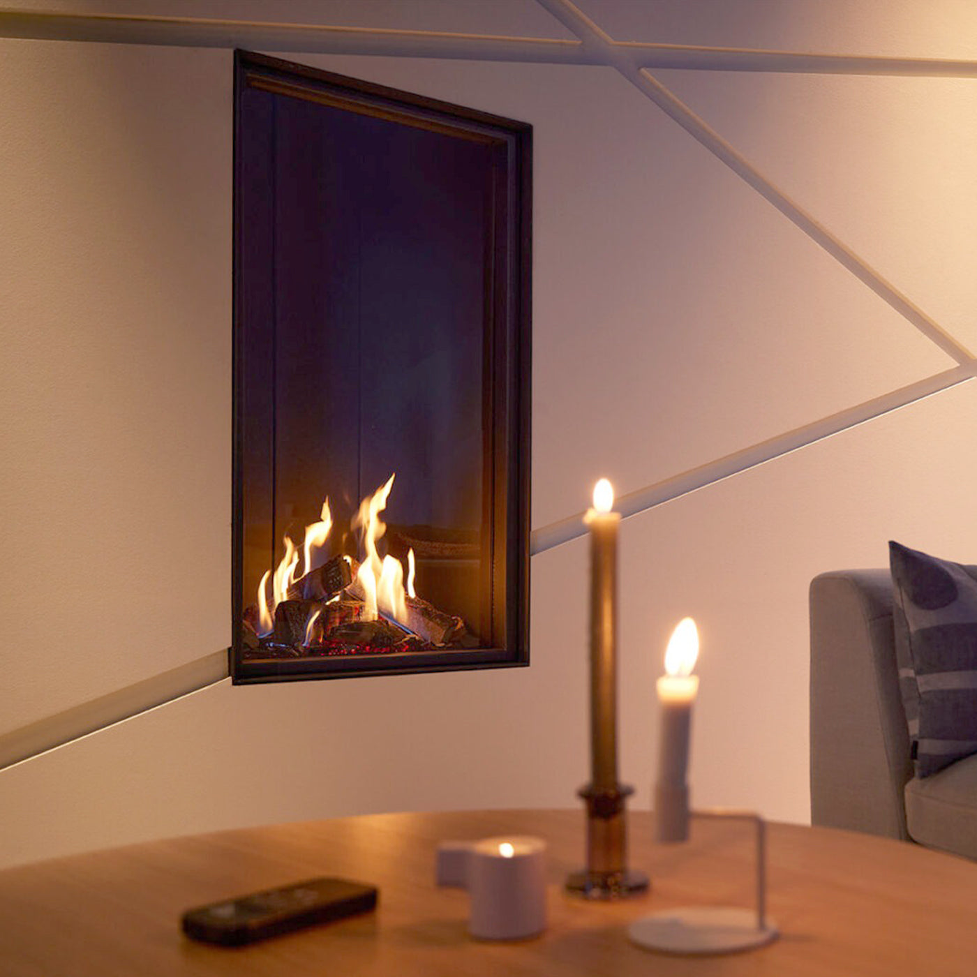 Trimline Fires 55XH Front in moderne woonkamer met brandend haardvuur