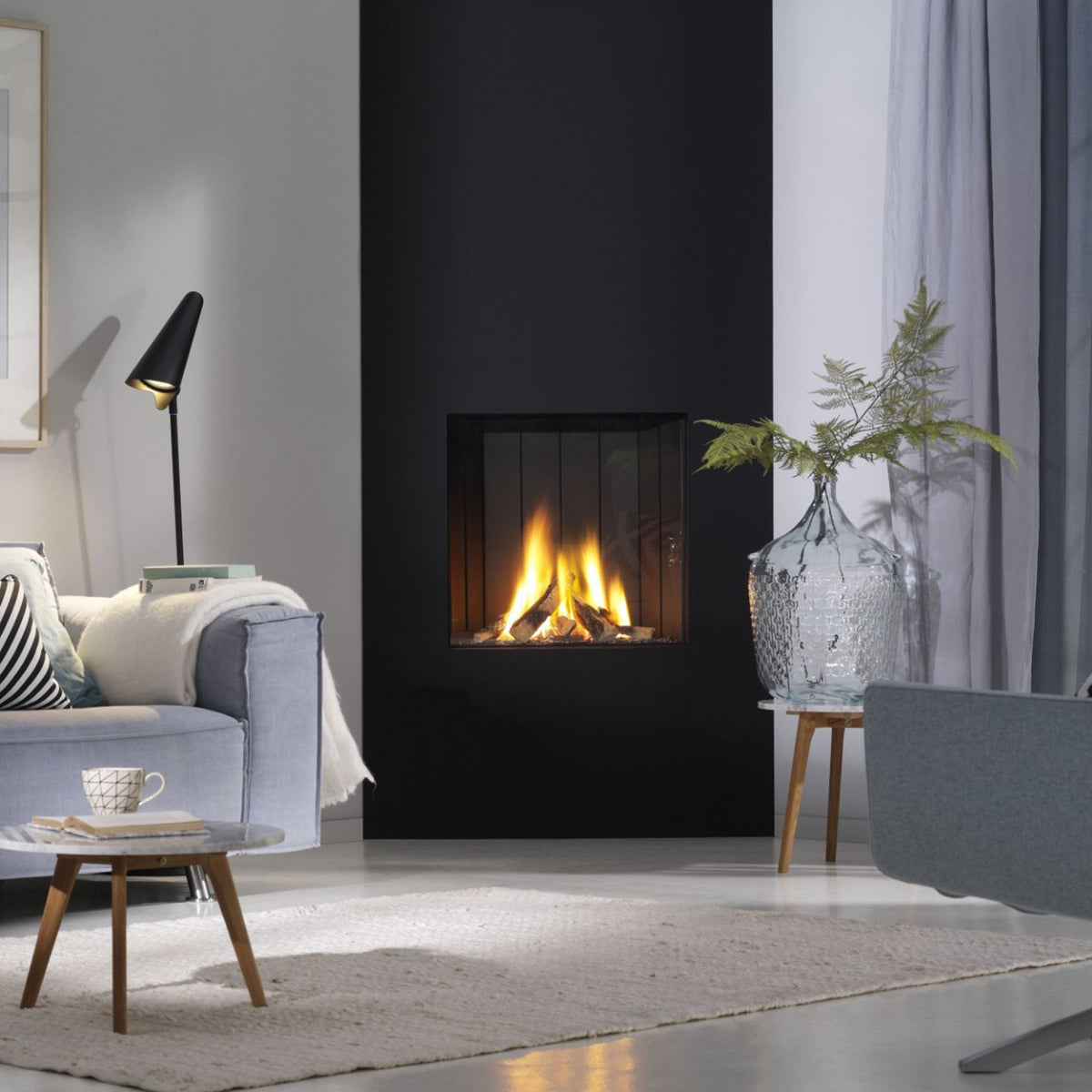 Trimline Fires 63H Front in woonkamer met brandend haardvuur